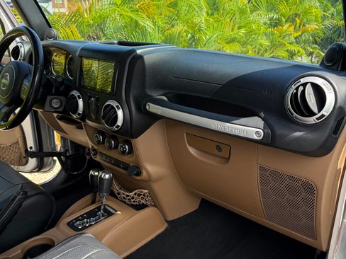 Used 2012 Jeep Wrangler Sahara image 19