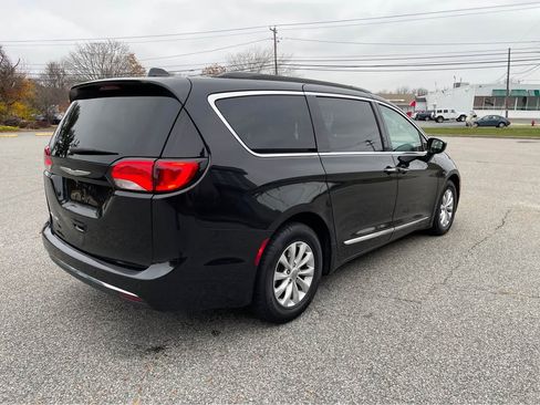 Used 2017 Chrysler Pacifica Touring-L image 8