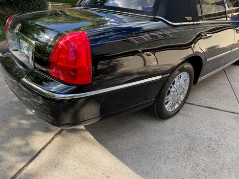 Used 2008 Lincoln Town Car Signature Limited image 8