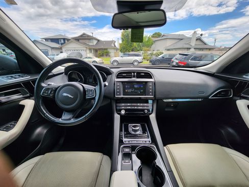 Used 2017 Jaguar F-PACE Prestige AWD/4WD image 5