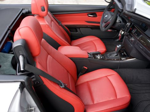 Used 2011 BMW 328i Convertible image 16