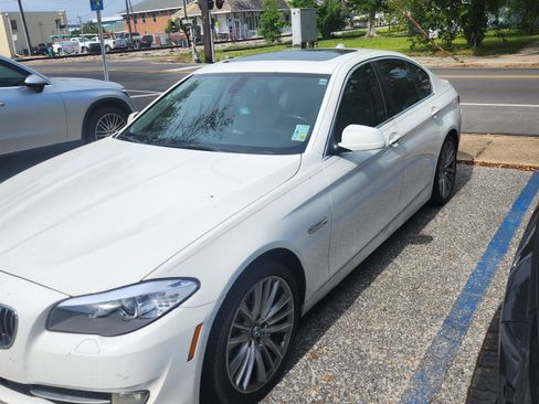 Used 2011 BMW 528i Sedan image 4