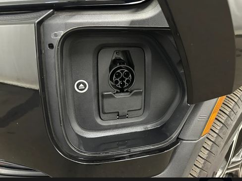 Used 2025 Rivian R1S Adventure image 10