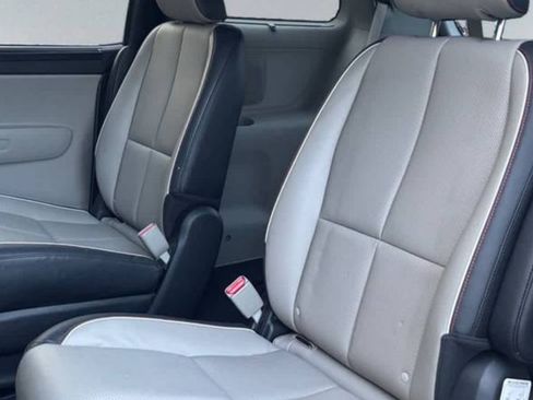 Used 2020 Kia Sedona EX image 9