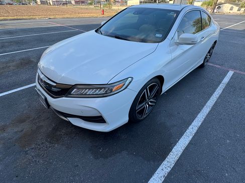 Used 2017 Honda Accord Touring image 9