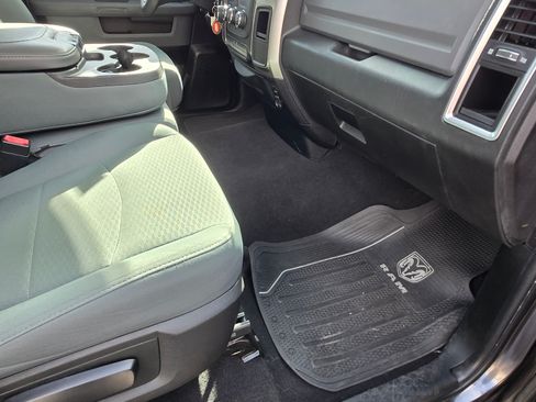 Used 2018 RAM 1500 Classic SLT image 39