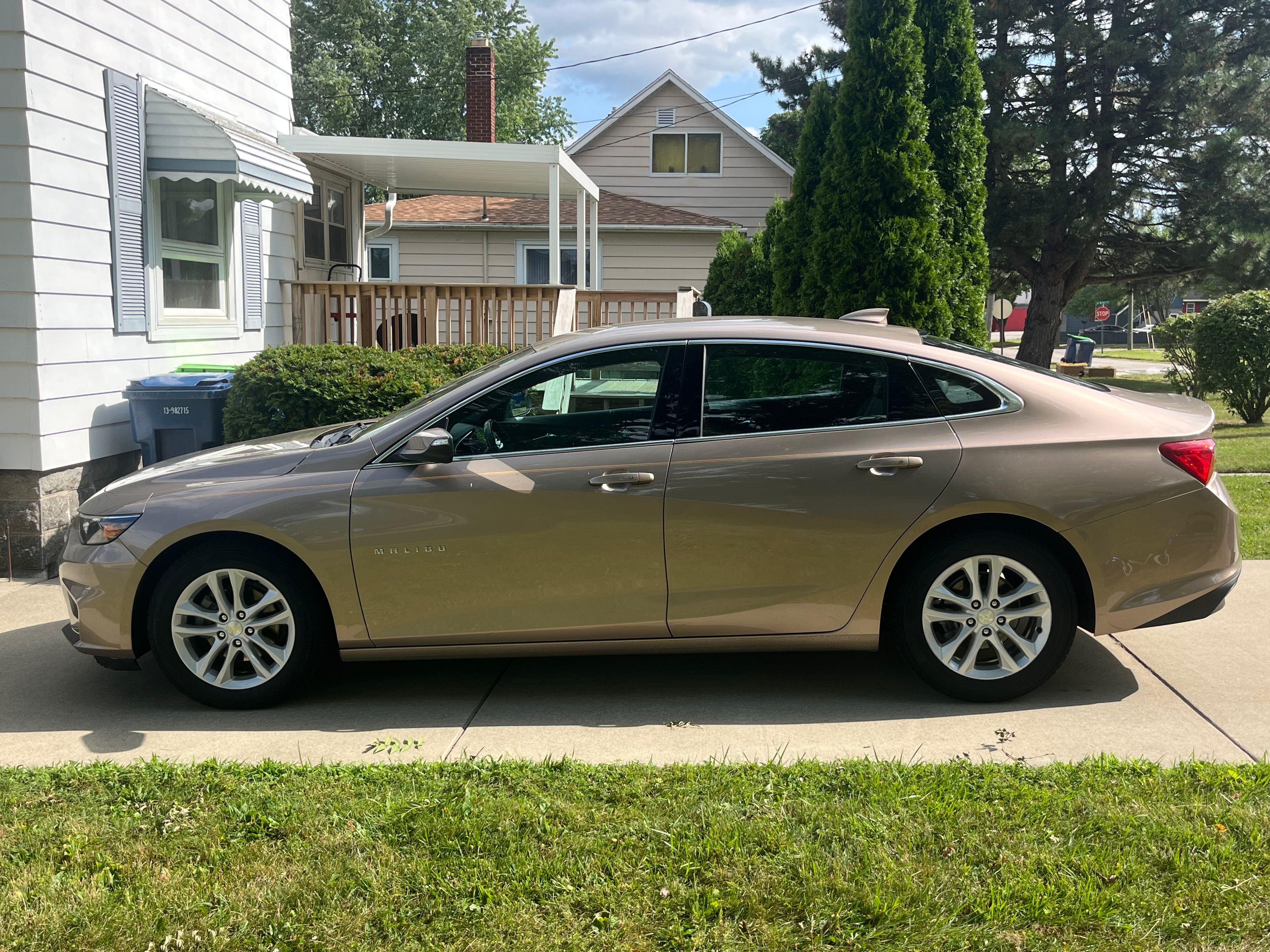 Used 2018 Chevrolet Malibu LT w/ Leather Package FWD image 4