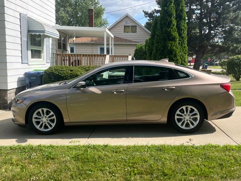 Used 2018 Chevrolet Malibu LT w/ Leather Package FWD image 4