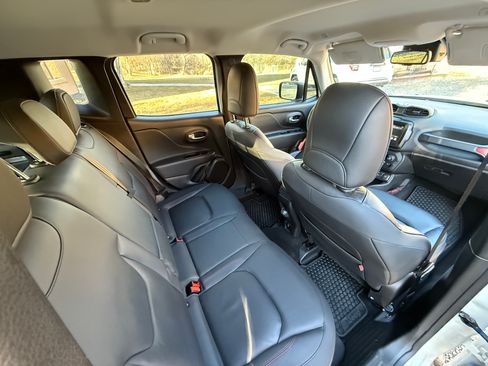 Used 2019 Jeep Renegade Trailhawk image 18