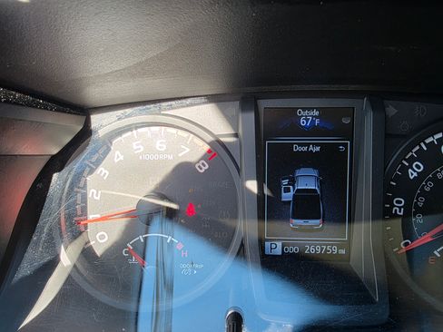 Used 2018 Toyota Tacoma SR image 12