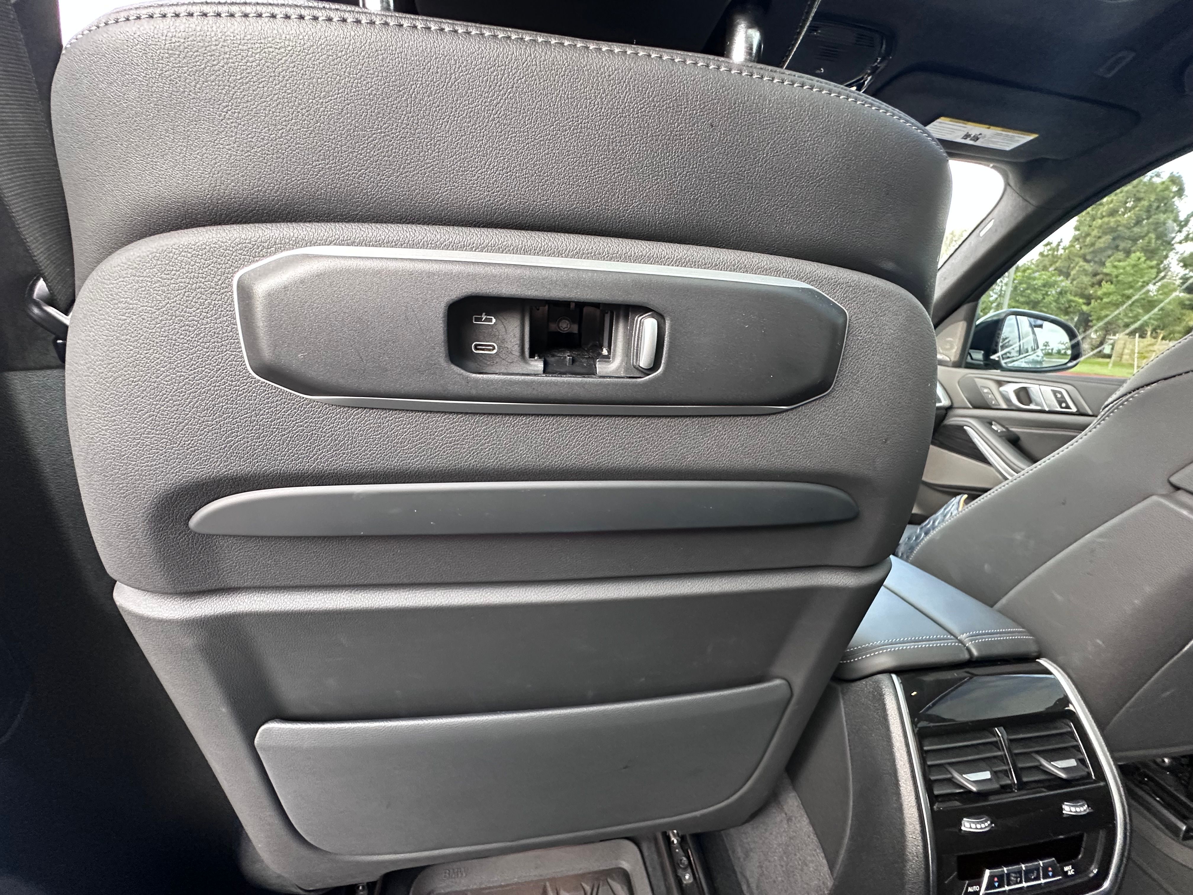 Used 2024 BMW X7 xDrive40i w/ M Sport Package AWD/4WD image 11