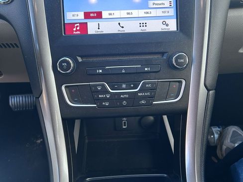 Used 2017 Ford Fusion SE w/ Fusion SE Technology Package image 10