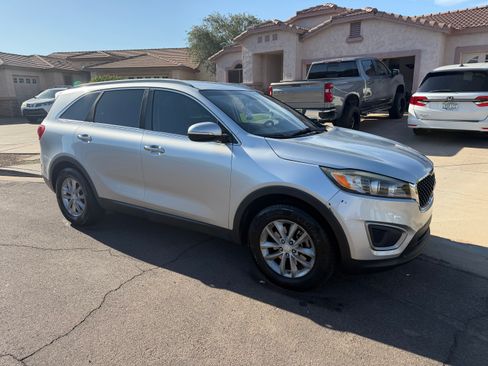 Used 2017 Kia Sorento FWD w/ LX Convenience Package image 2