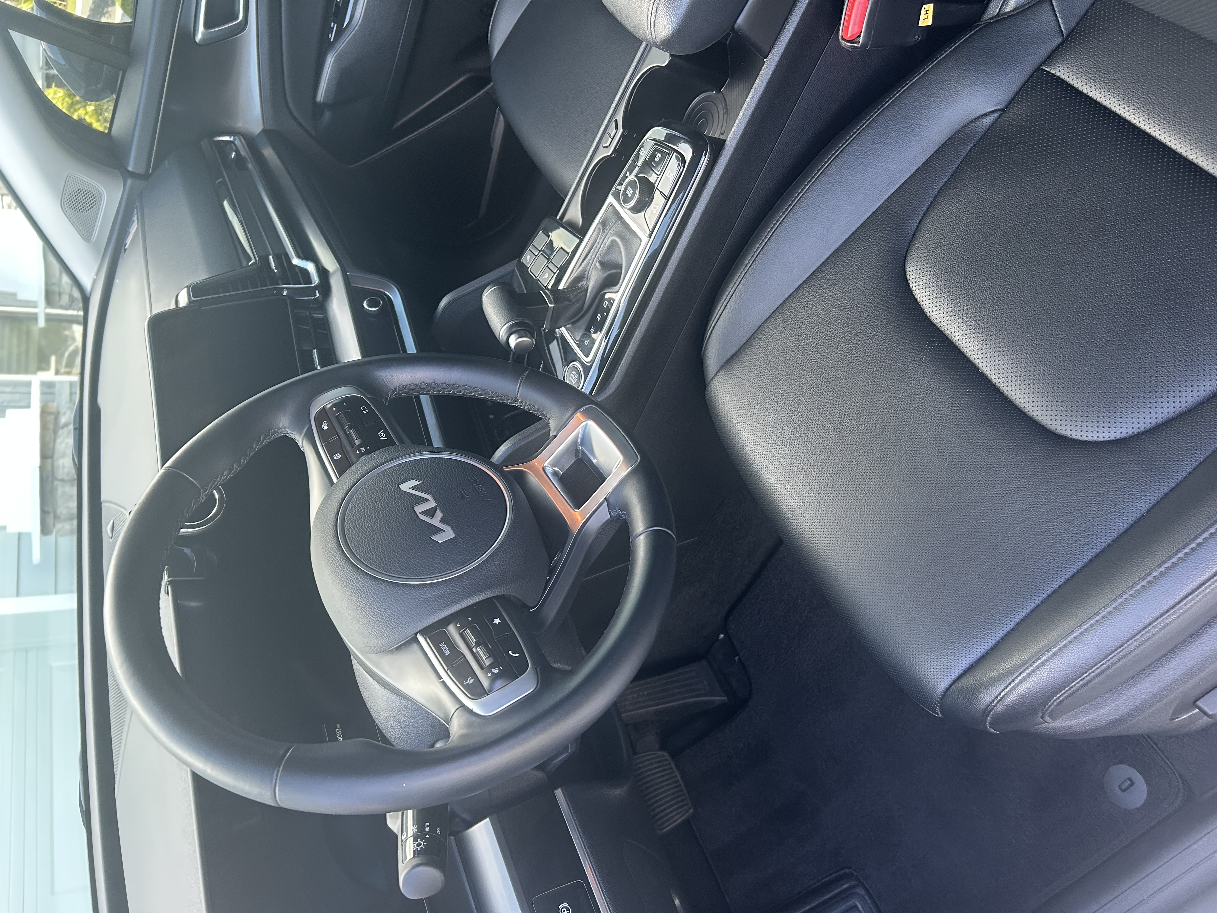Used 2025 Kia Sportage EX FWD image 9