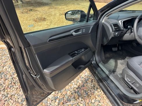 Used 2015 Ford Fusion SE image 1