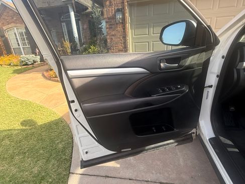 Used 2016 Toyota Highlander XLE FWD image 5