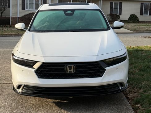 Used 2025 Honda Accord Touring image 2