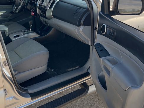 Used 2014 Toyota Tacoma PreRunner w/ SR5 Package image 14