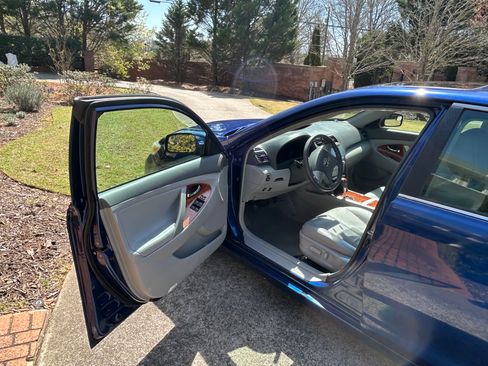 Used 2011 Toyota Camry Hybrid Sedan 4D image 6