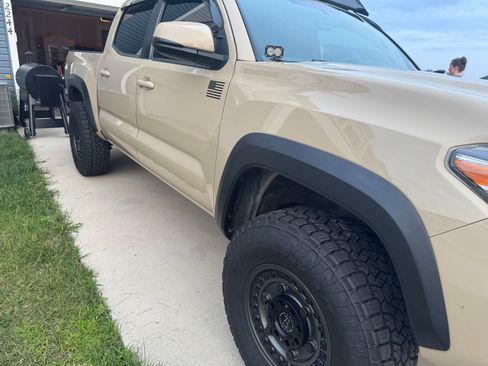 Used 2017 Toyota Tacoma TRD Off-Road w/ Tow Package AWD/4WD image 4
