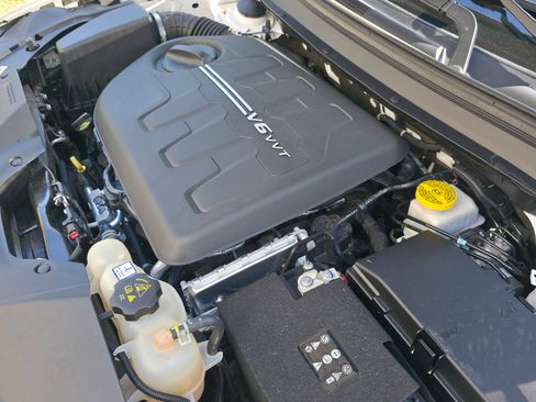 Used 2020 Jeep Cherokee Latitude Plus w/ Comfort/Convenience Group FWD image 8