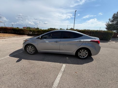 Used 2015 Hyundai Elantra SE w/ Option Group 02 FWD image 1