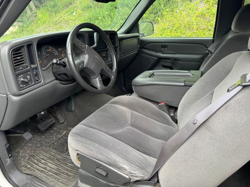 Used 2004 GMC Sierra 2500 SLE RWD image 5