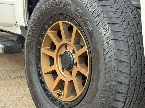 Used 2018 Chevrolet Silverado 1500 LT w/ Texas Edition image 14