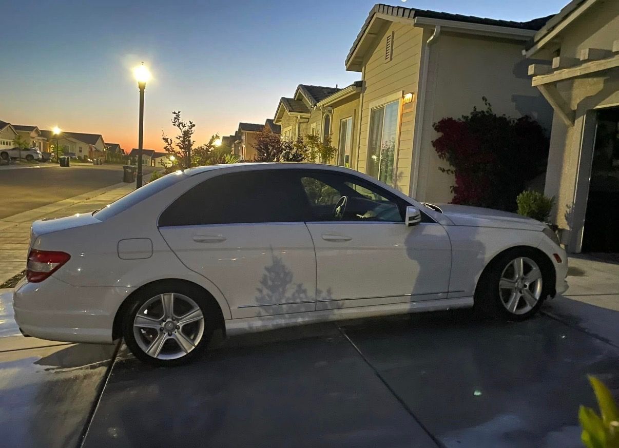 Used 2010 Mercedes-Benz C 300 Sedan image 4