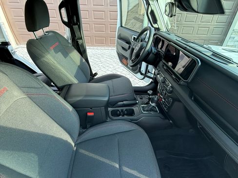 Used 2025 Jeep Wrangler Unlimited Rubicon image 25