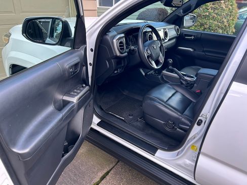 Used 2018 Toyota Tacoma Limited image 10