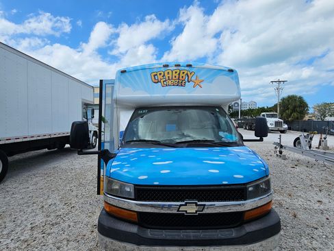 Used 2015 Chevrolet Express 4500 w/ Shuttle Bus Package image 8