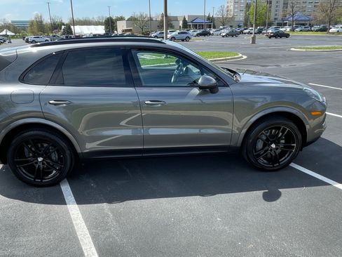 Used 2019 Porsche Cayenne S AWD/4WD image 9