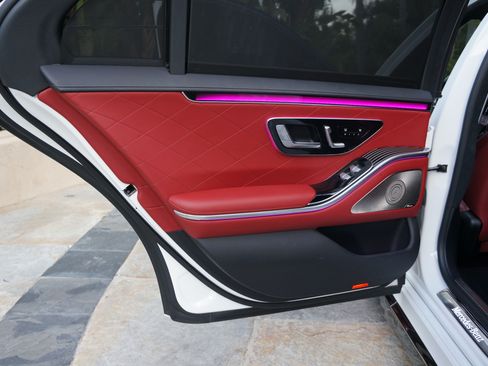 Used 2024 Mercedes-Benz S 580e 4MATIC Sedan image 16