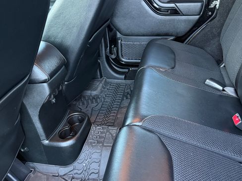 Used 2017 Jeep Wrangler Unlimited Sahara image 9