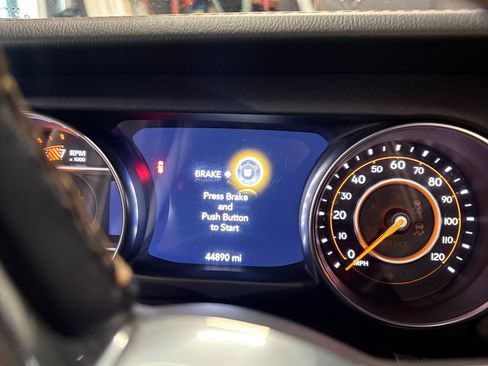 Used 2020 Jeep Wrangler Unlimited Sahara image 12