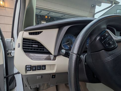 Used 2017 Toyota Sienna XLE w/ XLE Navigation Package image 14