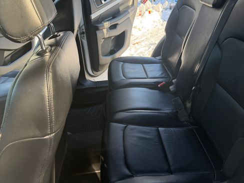 Used 2017 Ford Explorer XLT w/ Equipment Group 202A image 6