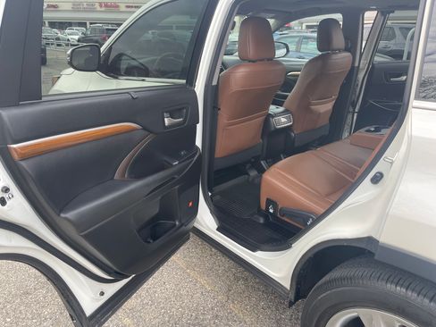 Used 2017 Toyota Highlander Limited Platinum image 12