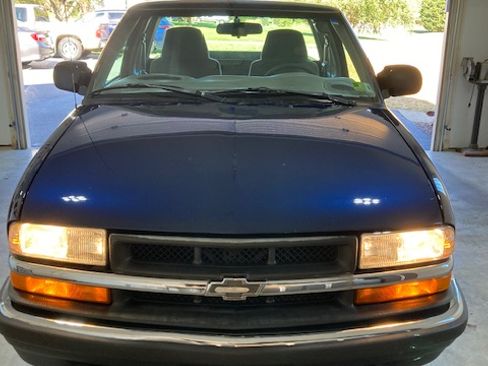 Used 2001 Chevrolet S10 Pickup LS w/ Preferred Equipment Group image 4