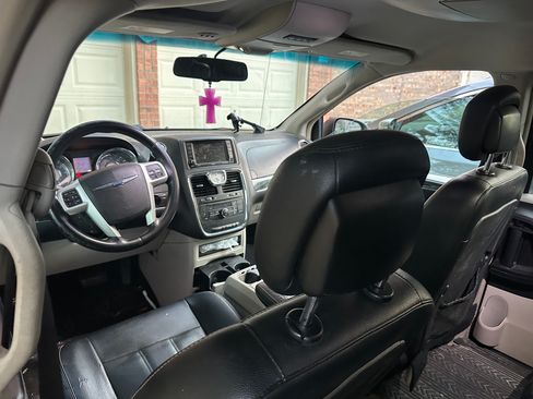 Used 2016 Chrysler Town & Country Touring FWD image 8