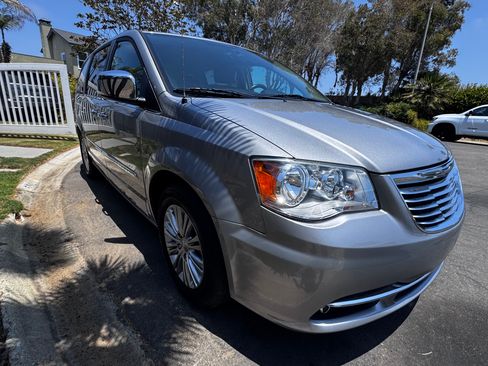 Used 2015 Chrysler Town & Country Touring-L w/ Driver Convenience Group FWD image 2