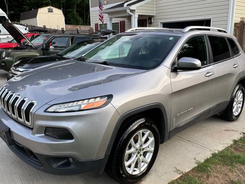 Used 2018 Jeep Cherokee Latitude w/ Safety Group AWD/4WD image 2