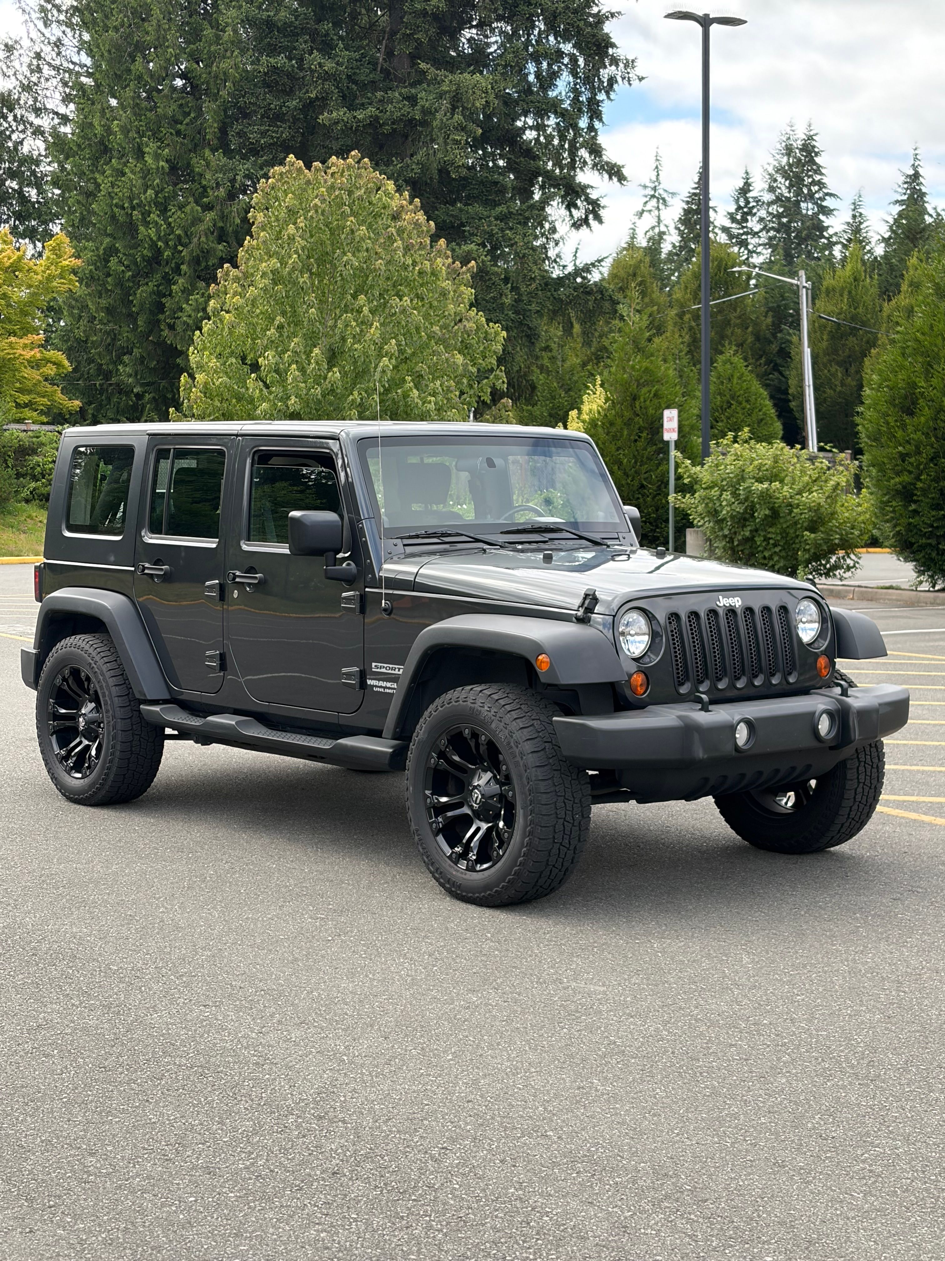 Used 2010 Jeep Wrangler Unlimited Sport AWD/4WD image 2