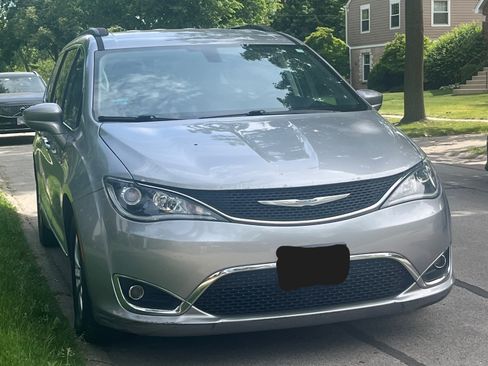 Used 2017 Chrysler Pacifica Touring-L w/ 13 Speaker Alpine Sound Group FWD image 2
