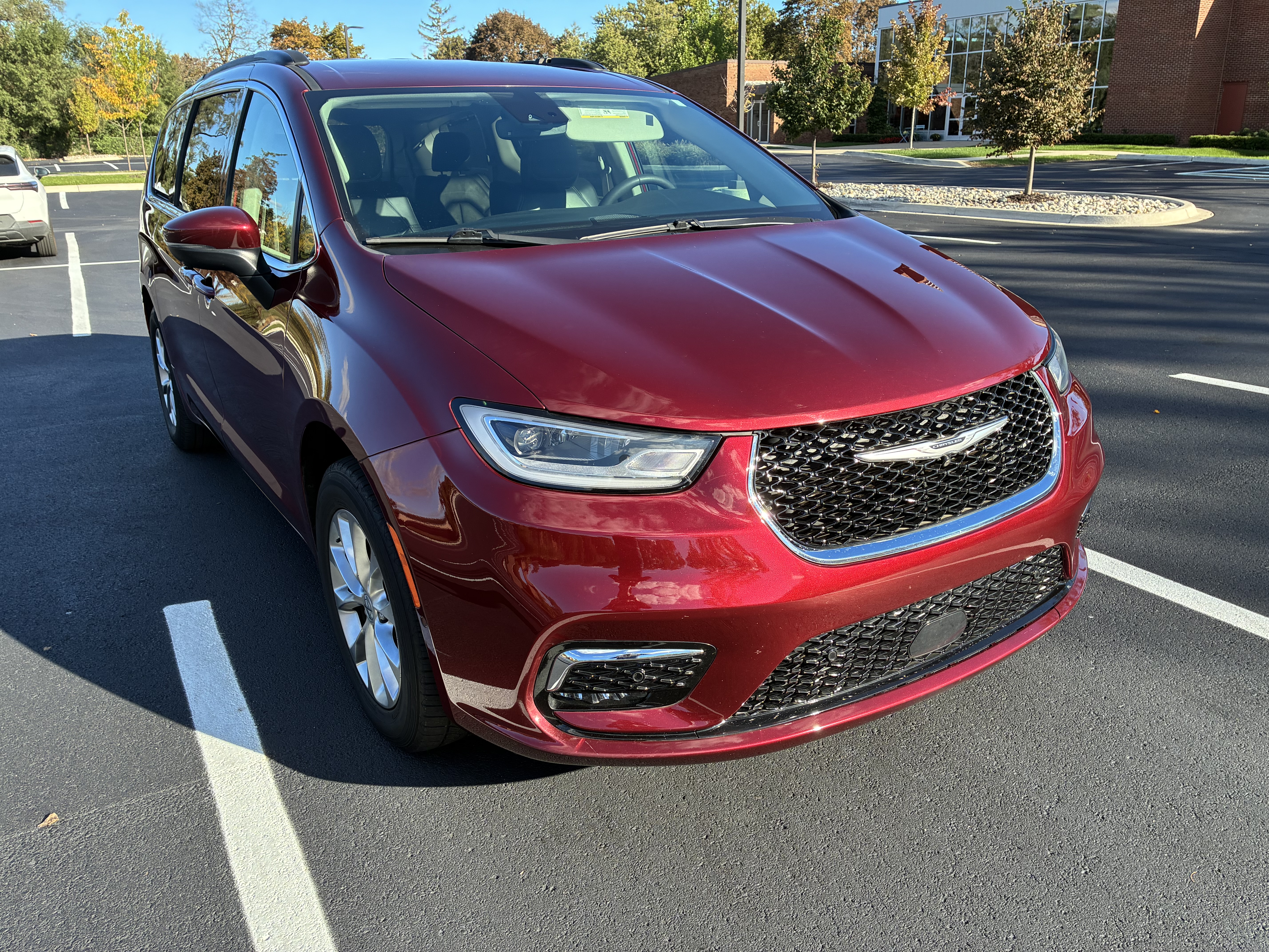 Used 2023 Chrysler Pacifica Touring-L w/ Uconnect Theater Family Group AWD/4WD image 1