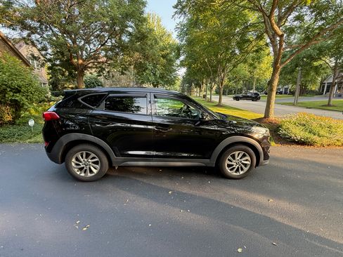 Used 2017 Hyundai Tucson SE w/ Cargo Package FWD image 2