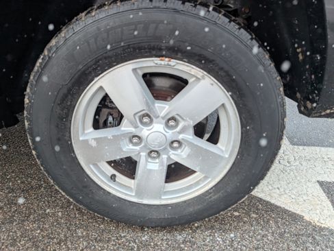 Used 2007 Jeep Commander Sport image 6