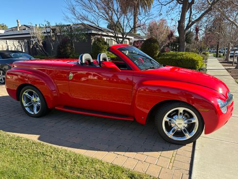 Used 2006 Chevrolet SSR w/ Preferred Equipment Group image 4