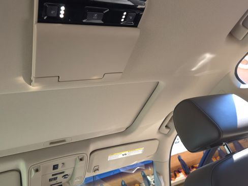 Used 2017 GMC Yukon Denali w/ Open Road Package image 10